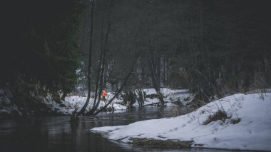 Bahar nehrinin kıyısında balıkçı.