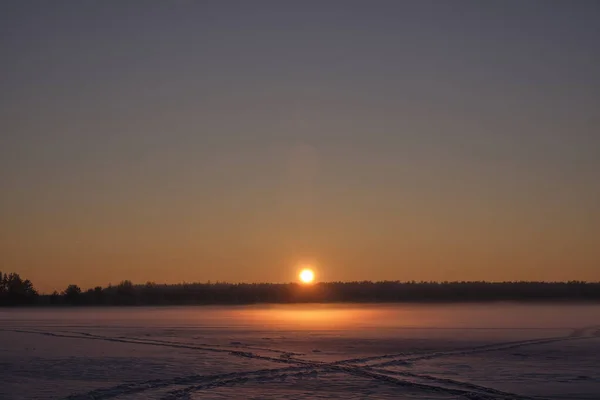 Coucher de soleil sur un lac de forêt gelée . — Photo