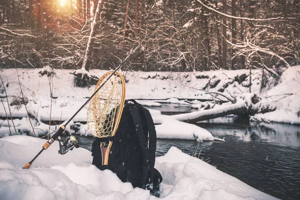Engins de pêche au bord d'un cours d'eau d'hiver . — Photo