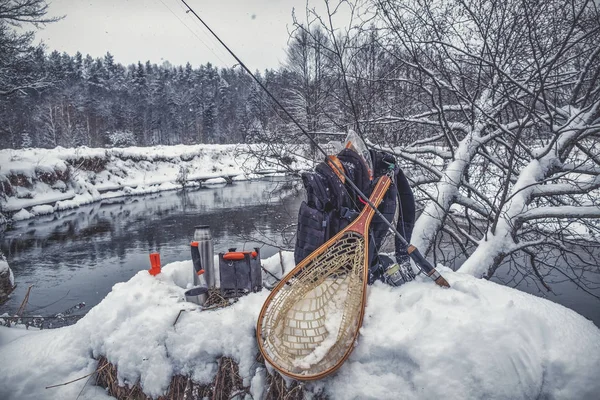 Пикник на рыбалке, на заснеженной зимней реке . — стоковое фото