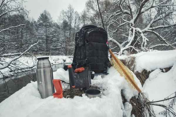 雪に覆われた冬の川での釣り旅行にピクニック. — ストック写真