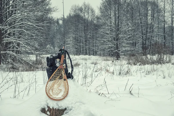 Equipamento de pesca na costa de uma corrente de inverno . — Fotografia de Stock