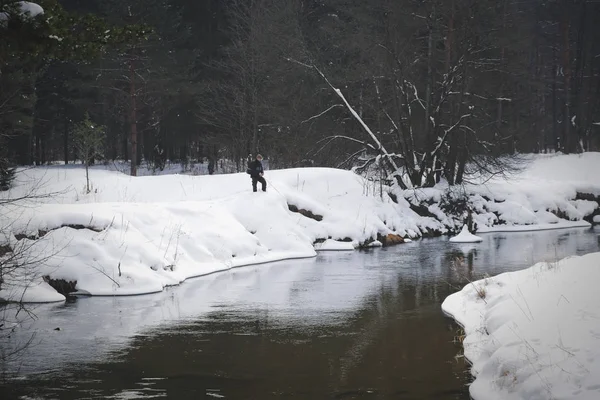 Pêcheur sur la rive de la rivière de source . — Photo