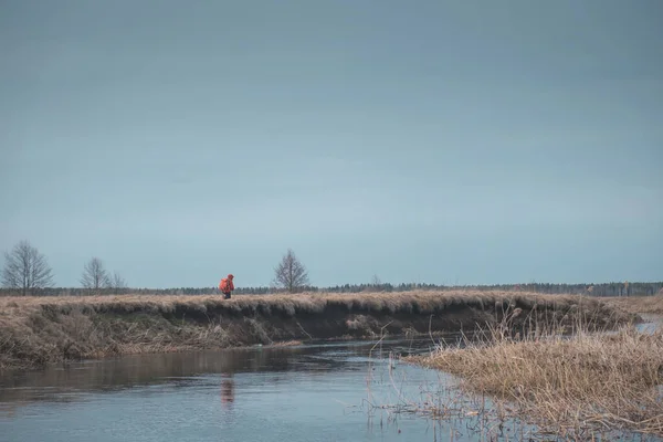 Rybaření na jarní řece. — Stock fotografie