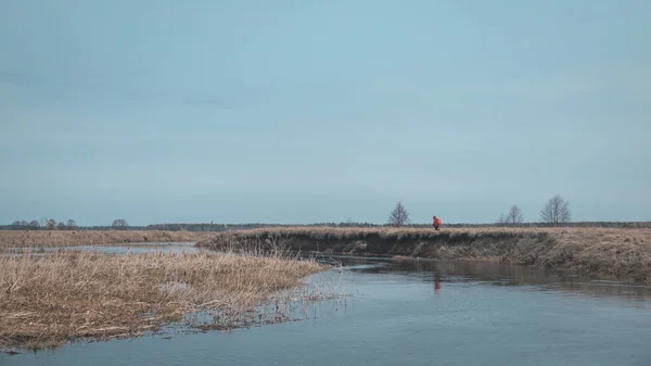 Rybaření na jarní řece. — Stock fotografie