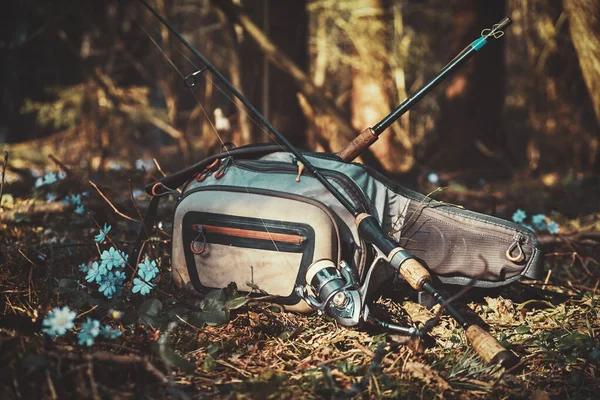 Aparejos de pesca sobre un fondo de un bosque de primavera . — Foto de Stock