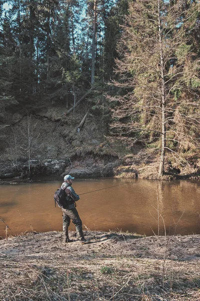 Pêcheurs au bord d'une rivière forestière — Photo