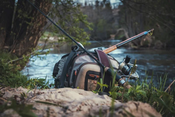 川を背景に釣りができる。 — ストック写真