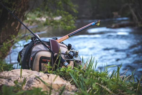 Attrezzatura da pesca sullo sfondo del fiume — Foto Stock