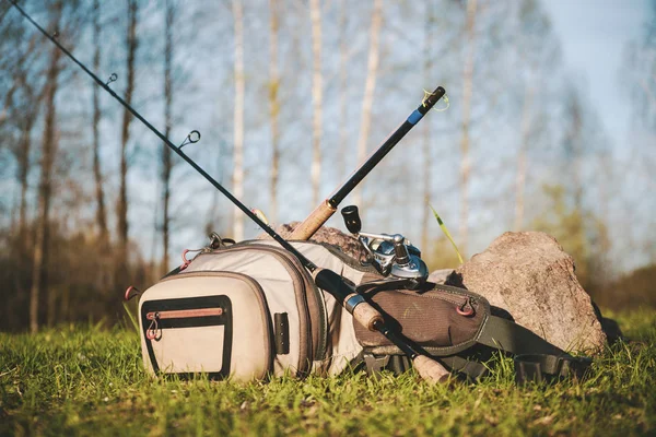 Attrezzatura da pesca sullo sfondo del fiume — Foto Stock