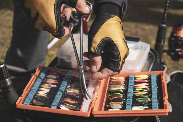 Bielorrusia. Región de Minsk. Mayo 22.2018 Cuchara marca StrikePro, Pure, SVfishing. Caja con señuelos de pesca multicolor . —  Fotos de Stock