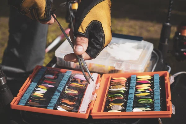 Bielorrusia. Región de Minsk. Mayo 22.2018 Cuchara marca StrikePro, Pure, SVfishing. Caja con señuelos de pesca multicolor . —  Fotos de Stock