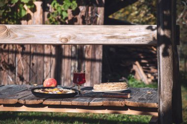 Pastırma ve yumurta. Bahçe salıncağında kırsal öğle yemeği.