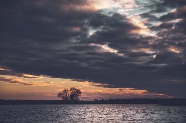 Gölde destansı gün batımı.