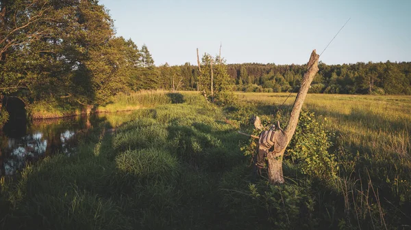 Visuitrusting op een achtergrond van bosrivier. — Stockfoto