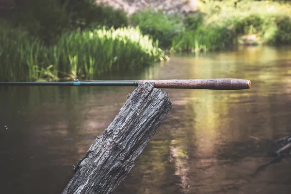 Tenkara sullo sfondo di un piccolo ruscello forestale . — Foto Stock