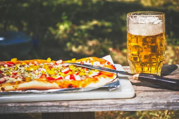 Colorida pizza rústica con una cerveza . —  Fotos de Stock