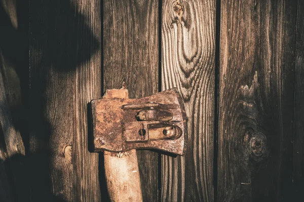 Una vieja y brutal cuchilla en la pared de madera . — Foto de Stock