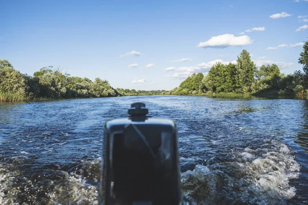 Reizen op een opblaasbare motorboot. — Stockfoto