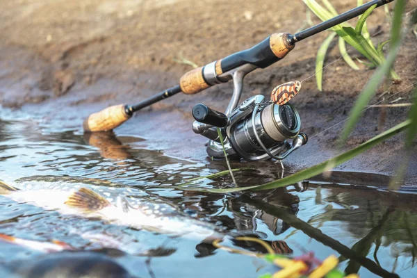 Attrezzatura da pesca sulla riva del fiume . — Foto Stock