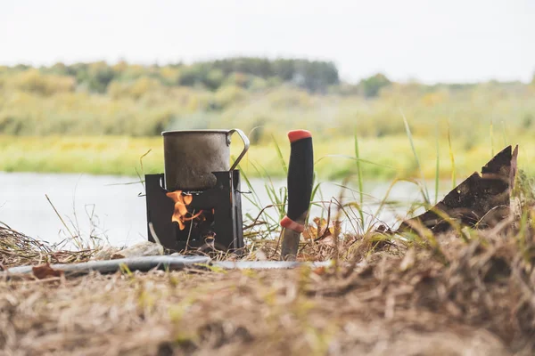 Otoño. Una taza de café caliente en el fuego . —  Fotos de Stock