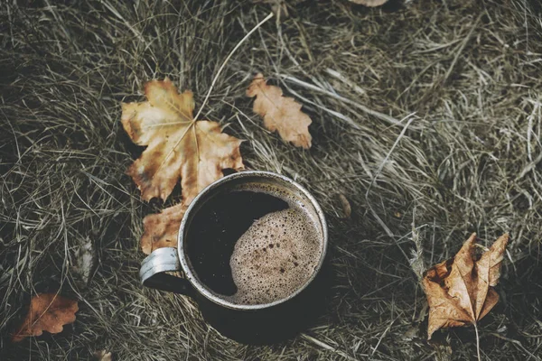 Herbst. eine Tasse heißen Kaffee auf dem Feuer. — Stockfoto