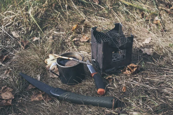 Otoño. Una taza de café caliente en el fuego . — Foto de Stock
