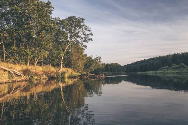 Herfst. Schilderachtige bomen aan de rivier. — Stockfoto