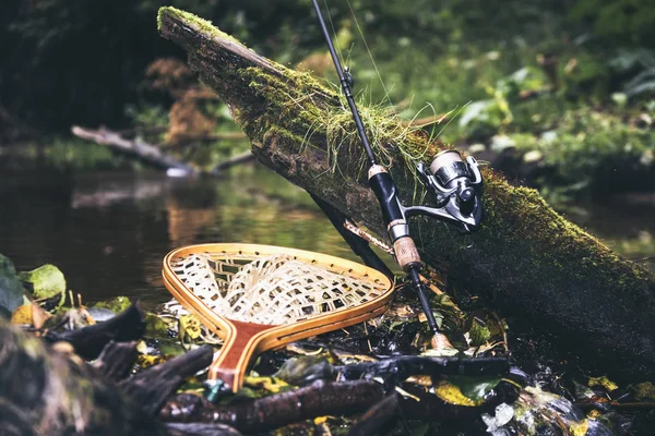 Fiskeredskap på bakgrunden av en pittoresk skogsflod. — Stockfoto