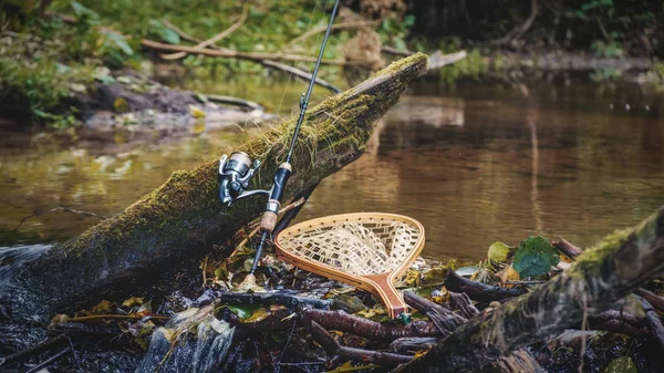 Attrezzatura da pesca sullo sfondo del fiume sorgente . — Foto Stock