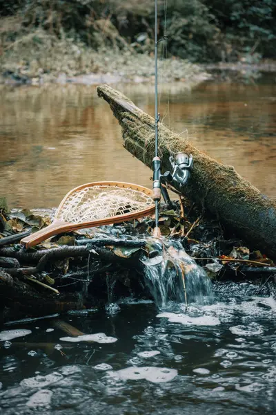Fiskeredskap i bakgrunden av vårälven. — Stockfoto