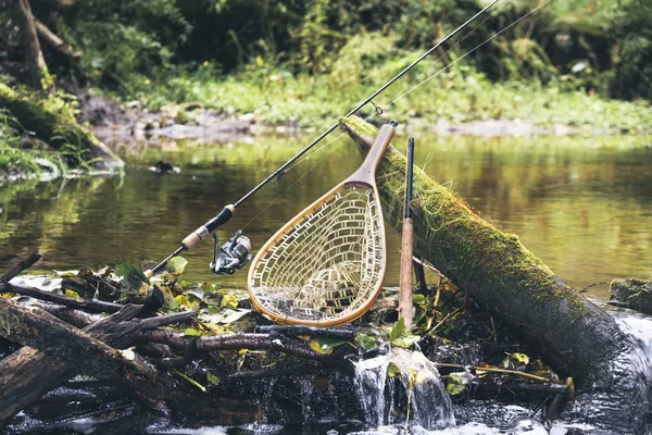 Attrezzatura da pesca sullo sfondo di un pittoresco fiume foresta . — Foto Stock