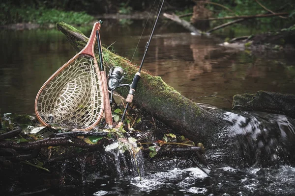 Equipamento de pesca no fundo de um pitoresco rio florestal . — Fotografia de Stock