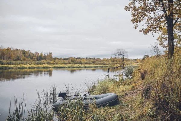 Fiske på uppblåsbar båt på höstälven. — Stockfoto