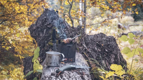 Bushcraft. Vaření a káva v podzimním lese. — Stock fotografie