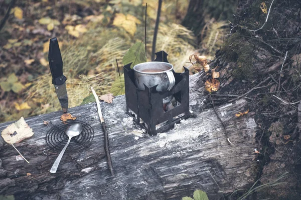 Bushcraft. Cocina y café en el bosque otoñal . —  Fotos de Stock