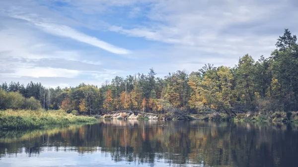 Scenic herfst rivier met bomen aan de kust. — Stockfoto