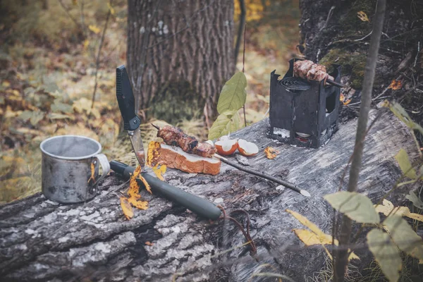 Bushcraft. Cooking and coffee in the autumn forest. — Stock Photo, Image