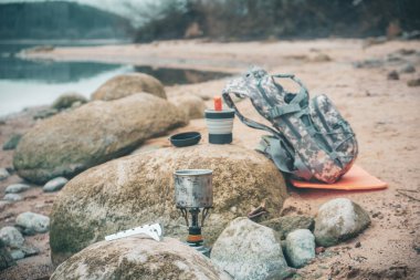 Sırt çantasıyla yürürken yemek pişirmek..