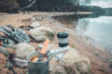 Sırt çantasıyla yürürken yemek pişirmek..