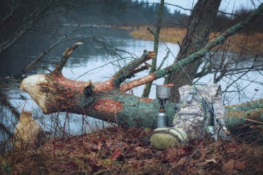 Sırt çantasıyla yürürken yemek pişirmek..