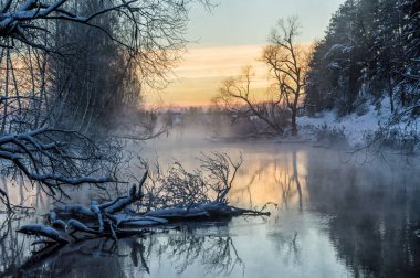 Kış nehrinde şafak.