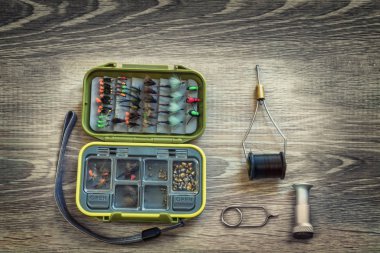 Ahşap bir arka planda balık aksesuarları