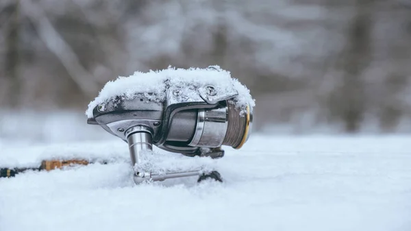 Carrete de pesca sobre un fondo de nieve . —  Fotos de Stock