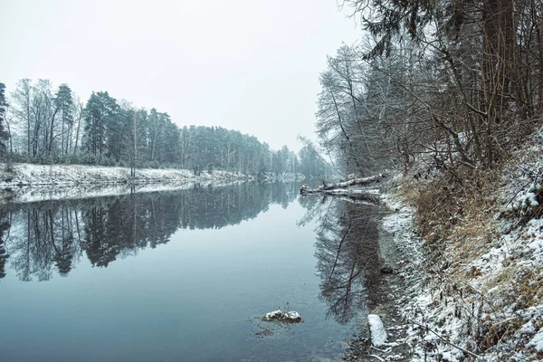 Dunst über dem Winterfluss. — Stockfoto