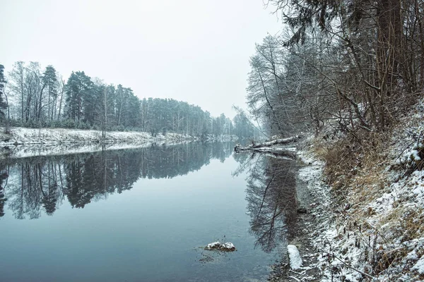 Mlha nad zimní řekou. — Stock fotografie