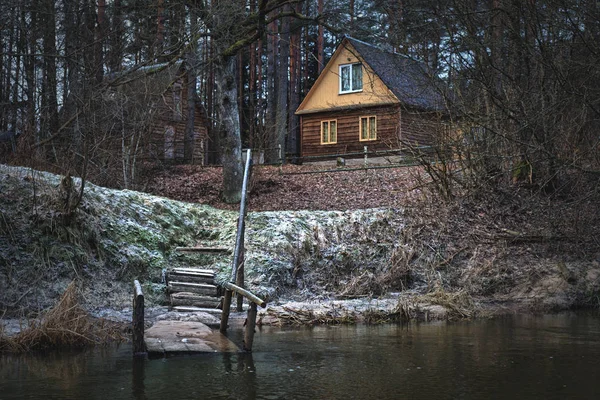 Malerisches Haus am Ufer eines Waldbaches. — Stockfoto