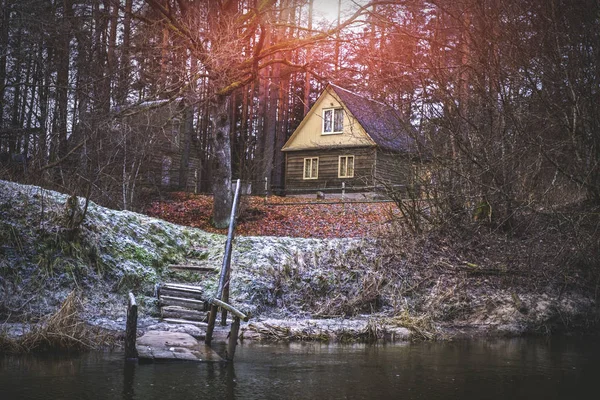 Cozy house on the shore of a forest stream. — Stock Photo, Image