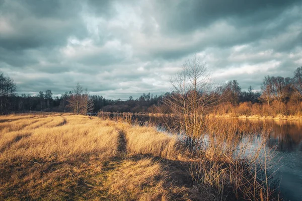 La rivière coule dans une belle vallée d'automne . — Photo