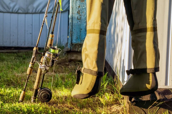 Fiskeutrustning. Vila efter fiske i byn. — Stockfoto